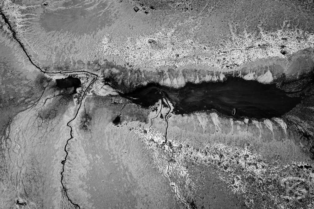 Ground Levels – Abstrakte Landschaften entwässerter Seen aus der Vogelperspektive | Ground Levels zeigt Drohnenaufnahmen entwässerter Seegründe, die zwischen Realität und Abstraktion oszillieren. Rinnsale, Pfützen und Muster verwandeln sich aus der Luft zu abstrakten Kompositionen – Fotokunst von Stefan Kuhn. - Realisiert mit Pictrs.com