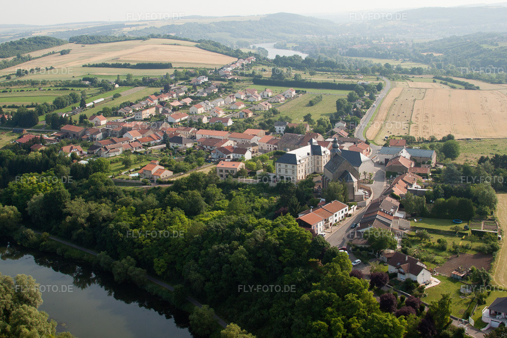 Luftbild: Fluß- Uferbereichen der Mosel in Berg-sur-Moselle im Bundesland Moselle in Frankreich. Foto: IMG_29405.jpg vom 26.06.2010 durch Werner Riehm/FLY-FOTO.de