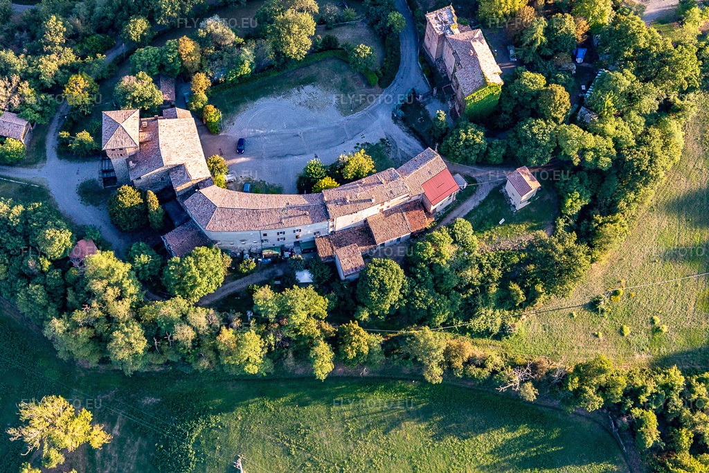 Vue aérienne: Castello di Casalgrande à Casalgrande dans le département Reggio Emilia, Italie. Photo: IMG_134677.jpg prise le 19/09/2022 par Werner Riehm/FLY-FOTO.eu – Résolution de l'original: 5472 x 3648 px