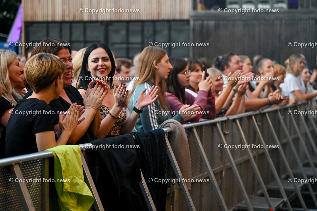Posthof_ Philipp Poisl_ Open Air Konzert_ 24.07.2023-19 | 24.07.2023, Linz, AUT, Posthof, Open Air Konzert Philipp Poisl, im Bild Philipp Poisel (Singer Songwriter aus Stuttgart)