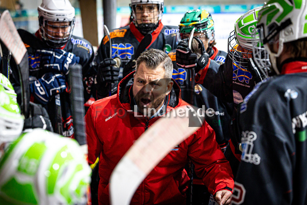 Peißenberg MINERS gegen ERSC Amberg | Eishockey Bayernliga 2025/26 Vorrunde 18. Spieltag, Peißenberg MINERS gegen ERSC Amberg, 20251212,Markus SCHRÖDER (MINERS Trainer) motiviert das Team,2025-12-12 in Peißenberg (flatbuy Arena Peißenberg), Markus SCHRÖDER (MINERS Trainer)Copyright: WolfgangxLindner www.foto-lindner.de