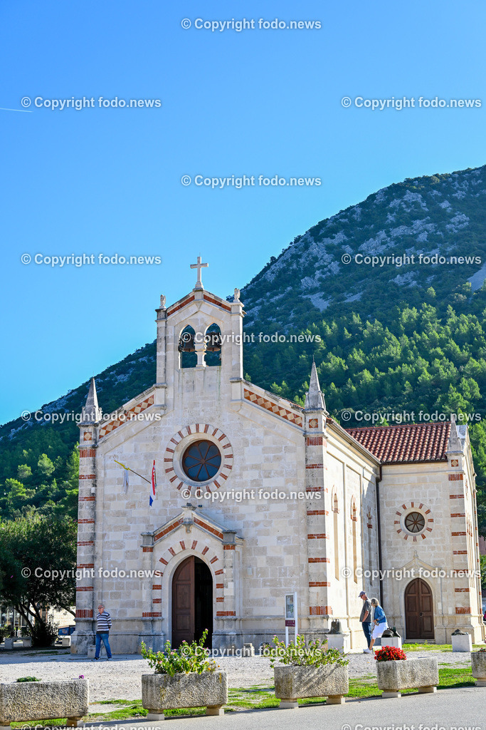 Kroatien_ Ston_ 12.10.2023-32 | 12.10.2023, Kroatien, HRV, Ston im Bild Stadtansichten, Gebauede, Mauer, Gastronomie, Tourismus, Touristen, Sehenswuerdigkeiten

Ston ist eine Kleinstadt auf der Halbinsel Pelješac im Sueden Kroatiens. Sie gehoert zur Gespanschaft Dubrovnik-Neretva. Die Befestigungen um die Stadt kontrollierten den Zugang zum Pelješac.