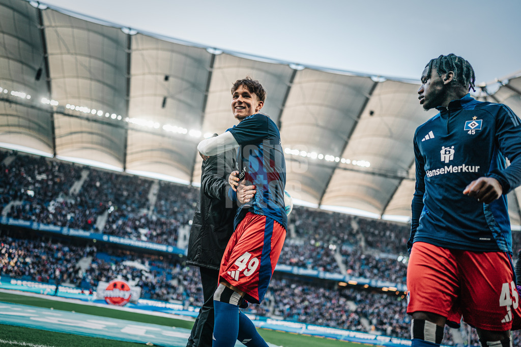 Fußball | Männer | Saison 2024/2025 | 2. Fußball-Bundesliga | 11. Spieltag | Hamburger SV vs. 1. FC Nürnberg | 03.11.2024 | Otto Emerson Stange (#49, HSV) auf dem Weg in die Kabine vor dem Spiel