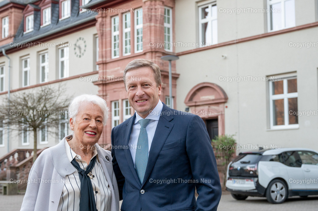 DSC_8812 | Am 8.März 2024 wurde Oliver Zipse  Vorstandsvorsitzender der BMW AG. zum Botschafter der Bergstraße ernannt, die Feier fand in seiner ehemaligen Schule dem Alten Kurfürstlichen Gymnasium in Bensheim statt, die Urkunde überreichte ihm der Landrat des Kreises Bergstraße Christian Engelhardt , 
