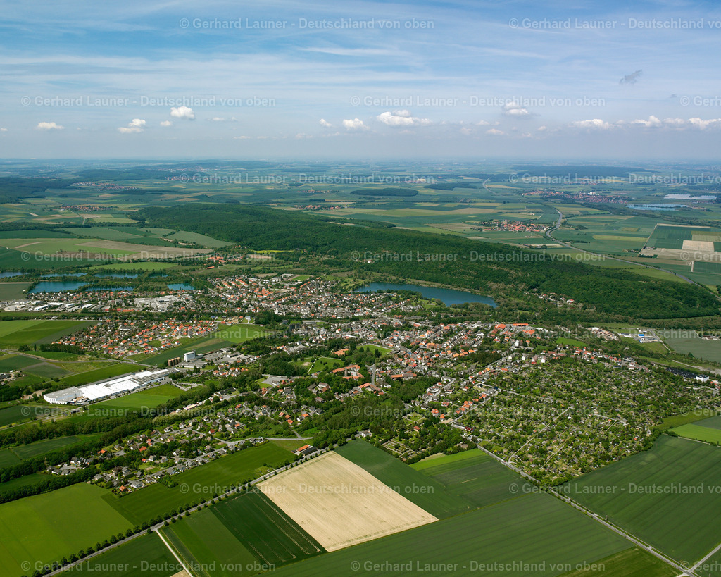 2638263 | VIENENBURG 09.06.2006 Stadtansicht vom Stadtrand angrenzend an landwirtschaftliche Feldern  in Vienenburg im Bundesland Niedersachsen, Deutschland // City view from the outskirts with adjacent agricultural fields  in Vienenburg in the state Lower Saxony, Germany Foto: Gerhard Launer