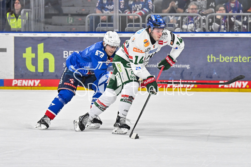 Adler Mannheim - Augsburger Panther | MANNHEIM, DEUTSCHLAND - 25. FEBRUAR: im Duell John GILMOUR (Adler Mannheim 7) und D. J. BUSDEKER (Augsburger Panther 14) während dem Match zwischen den Adler Mannheim und den Augsburger Panthern am 45. Spieltag der Penny DEL in der SAP Arena