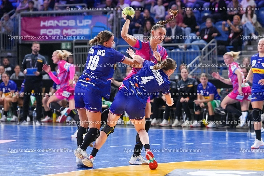 xydrx21092501028 | 21.09.2025, xydrx, Handball, Frauen Länderspiel, Deutschland - Niederlande, YAILA Arena: Merel Freriks (NED #19) und Alieke van Maurik (NED #4) im Zweikampf gegen Xenia Smits (GER #11)