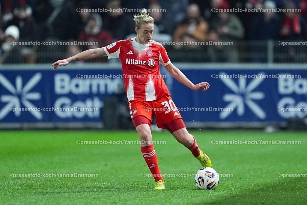 xYDRx22122501106 | 22.12.2025, xydrx, Frauen Fußball, 1.Fußball Bundesliga, Bayer 04 Leverkusen - FC Bayern München, Saison 2025 2026, Ulrich-Haberland-Stadion: Carolin Simon (FC Bayern München #30)       DFB regulations prohibit any use of photographs as image sequences and or quasi-video.Photo: xYannisxDreimannxPressefotoKochx