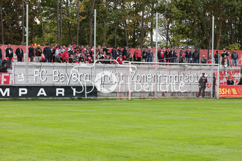 TSV Aubstadt - FC Bayern Amateure | Die Amateure Fans zeigen eine Choreo zu Beginn der Partie in Aubstadt / Pyro