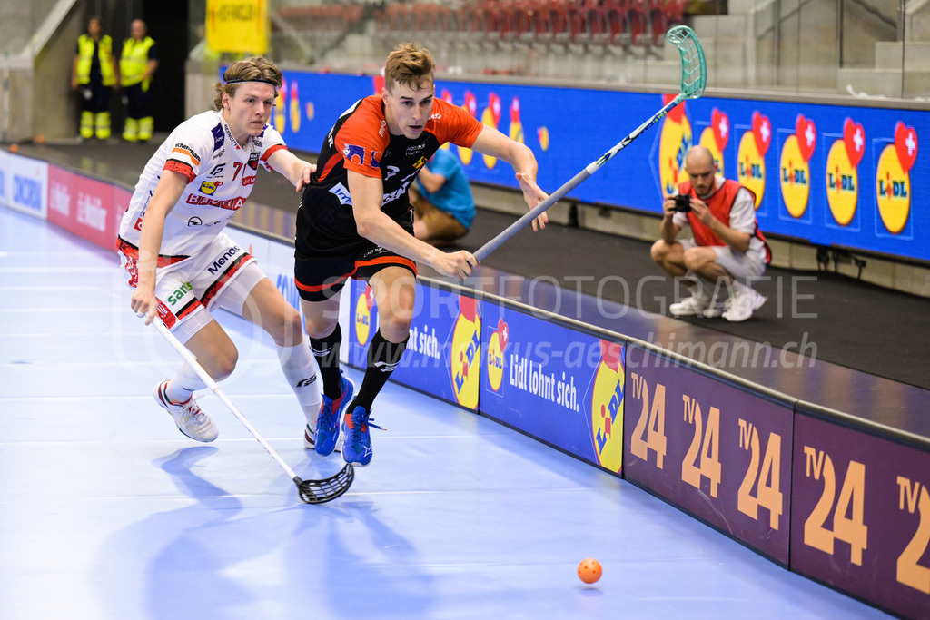 HC Rychenberg vs. Floorball Köniz - 28. August 2022 | HC Rychenberg vs. Floorball Köniz
AXA Arena, Winterthur
Nicola Bischofberger (#2 HC Rychenberg) vor Samuel Poffet (#70 Floorball Köniz).
Bild: Sportfotografie Markus Aeschimann | www.markus-aeschimann.ch - Realisiert mit Pictrs.com