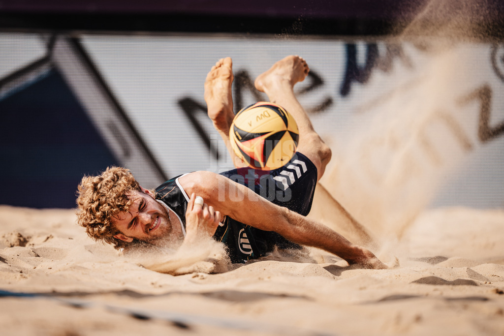 Beachvolleyball | Männer | Allianz German Beach Tour 2025 | Tourstop Berlin | 16.08.2025 | Luis Henrichs springt zum Ball