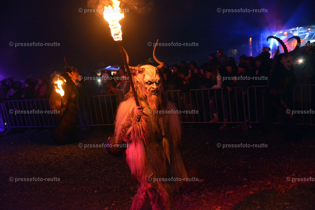 news-2022-Dez03-Krampusumzug-Reutte-WTV_5948 | Info aus dem Bezirk Reutte/Ausserfern Tirol sowie eine umfangreiche Bilddatenbank über die gesamte Region: Lechtal, Talkessel Reutte, Tannheimertal, Zwischentoren. Lech, Plansee, Zugspitze, Grenztunnel, B179, Fernpassstraße, Verkehr, Lawinen, Tradition, - Realisiert mit Pictrs.com
