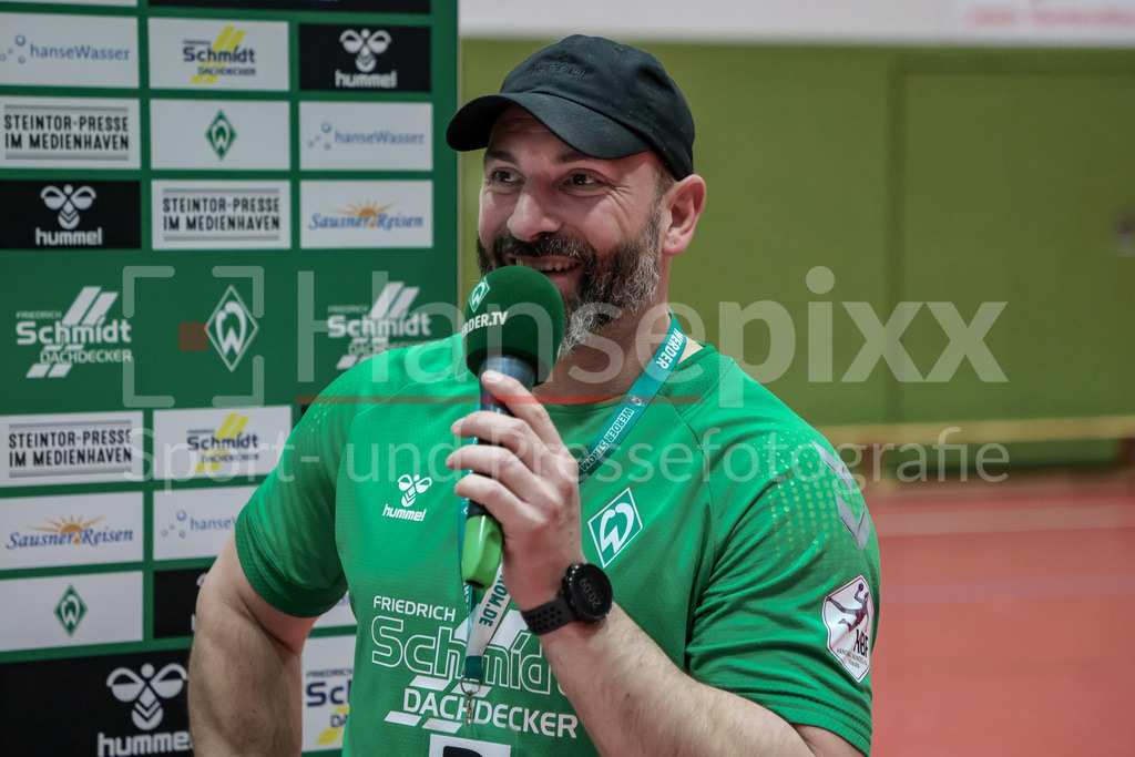 Handball, 2. Bundesliga Frauen, SV Werder Bremen - HL Buchholz 08-Rosengarten | v.li.: Patrice Giron (Trainer, Interimstrainer, Cheftrainer, SV Werder Bremen) während der Pressekonferenz nach dem Spiel, lächelt, lacht, freut sich, Spaß, Freude, Portrait, Nahaufnahme, Einzelfoto, Einzelbild
