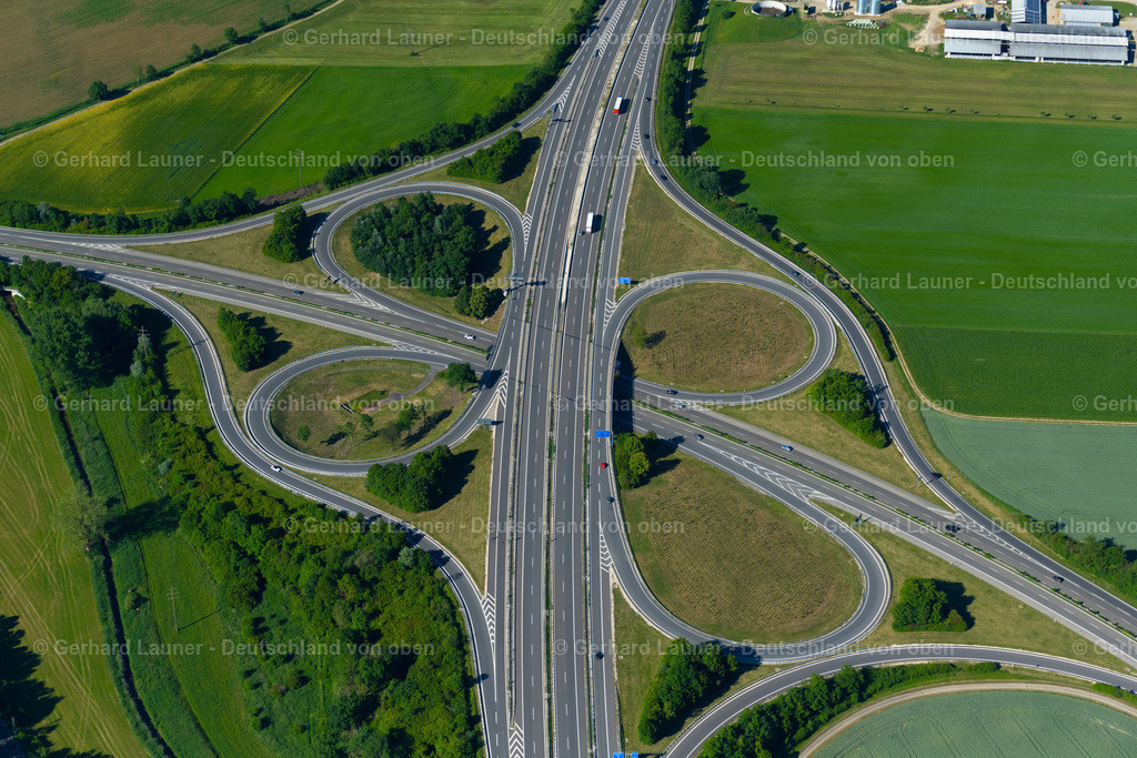 4032464 | SINGEN (HOHENTWIEL) 12.06.2020 Verkehrsführung und Fahrbahnen in der Straßenführung des Autobahnkreuz der BAB A81 "Kreuz Singen" - angegelegt als Form eines Kleeblattes in Singen (Hohentwiel) im Bundesland Baden-Württemberg, Deutschland. Weiterführende Informationen bei: Die Autobahn GmbH des Bundes. // Traffic flow at the intersection- motorway A81 "Kreuz Singen" in form of cloverleaf in Singen (Hohentwiel) in the state Baden-Wuerttemberg, Germany. Further information at: Die Autobahn GmbH des Bundes. Foto: Gerhard Launer