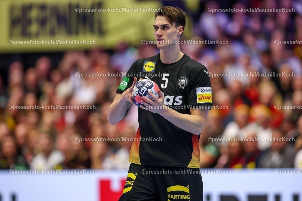 EHF19012602179 | 19.01.2026, Handball, Men's EHF EURO 2026, Deutschland - Spanien, Jyske Bank Boxen in Herning, Dänemark, Preliminary Round:  Miro Schluroff (Germany #05) 