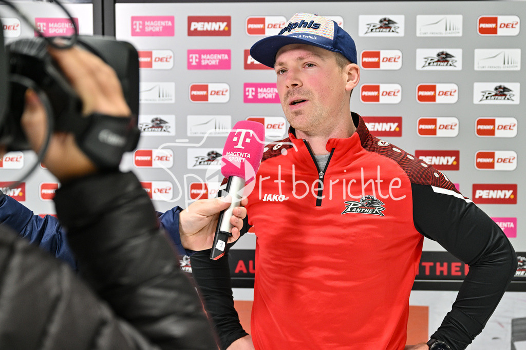 Augsburger Panther - Eisbären Berlin | im Bild Cody KUNYK (Augsburger Panther #20) beim Interview mit MagentaSport / DEL: Augsburger Panther - Eisbaeren Berlin, Curt Frenzel Stadion am 31.10.2024