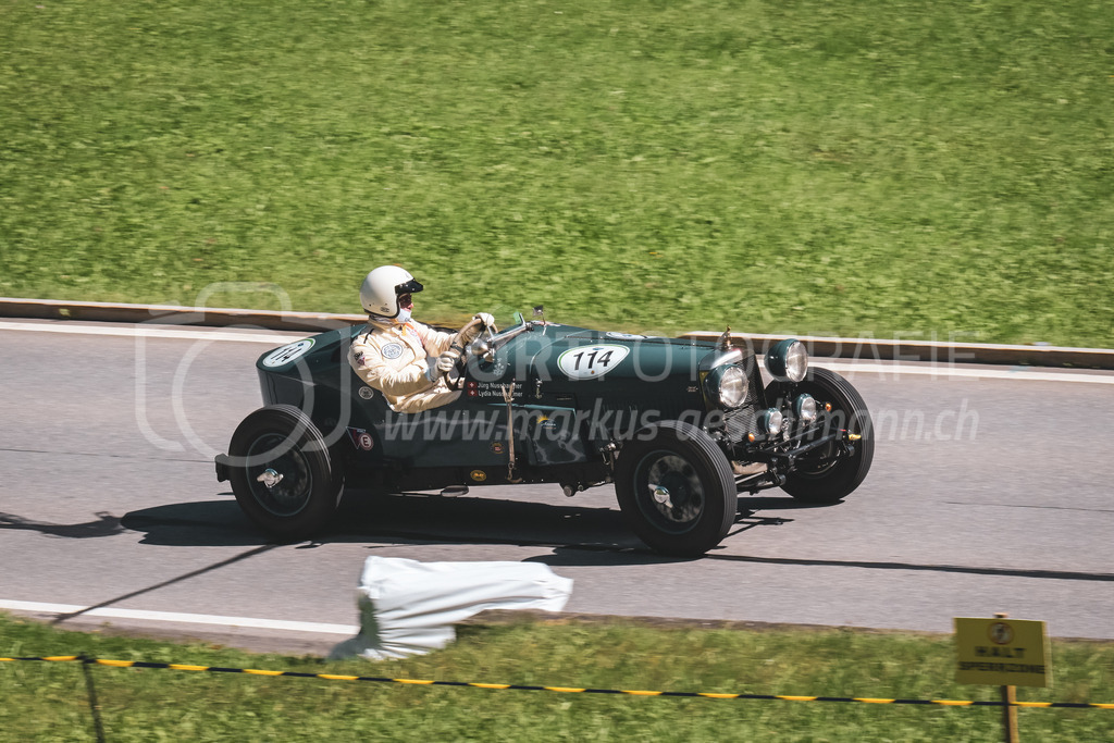 21. Arosa ClassicCar 2025 - 6. =September= 2025 | Jürg Nussbaumer aus Hünenberg (SUI) in einem Alvis 12/70 Brookland Special aus dem Jahre 1938 mit Startnummer 114 am Arosa ClassicCar 2025 in der Kategorie Alpine Performance..@arosaclassiccar, @arosa.official, #arosaclassiccar, #arosa, #76curves, #classiccarBild: Sportfotografie Markus Aeschimann | www.markus-aeschimann.ch - Realisiert mit Pictrs.com