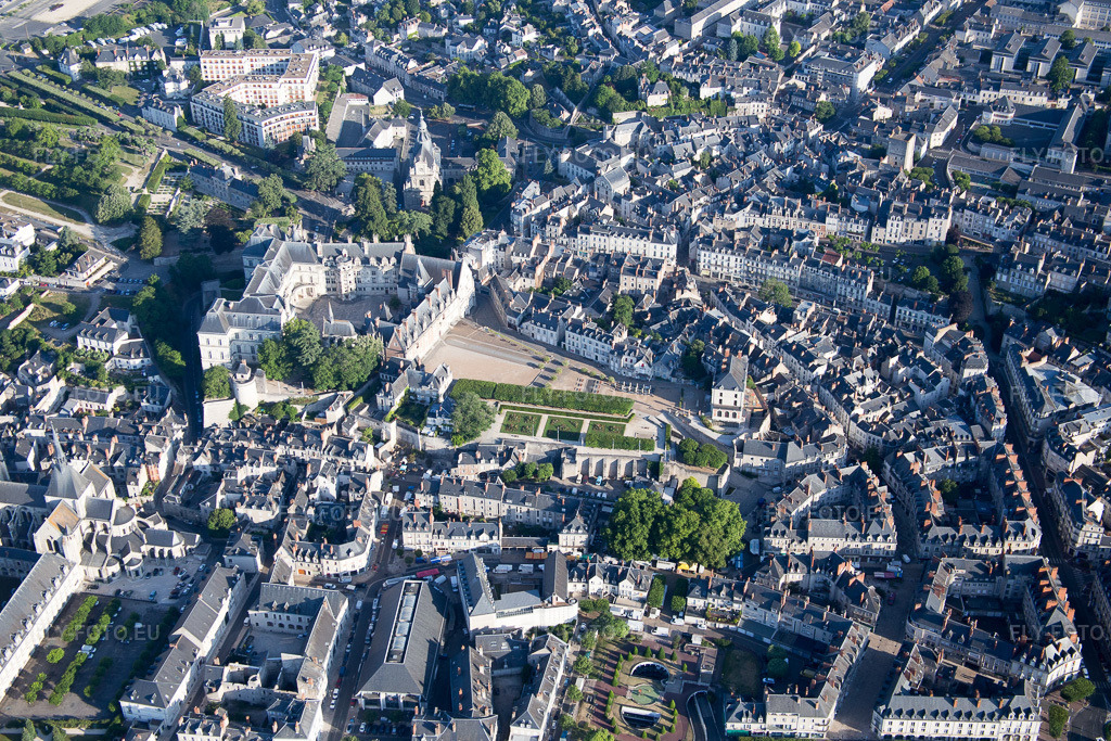 Vue aérienne: Vue de la ville à Blois dans le département Loir et Cher, France. Photo: IMG_082047.jpg prise le 20/06/2015 par Werner Riehm/FLY-FOTO.euRésolution de l'original: 5472 x 3648 px