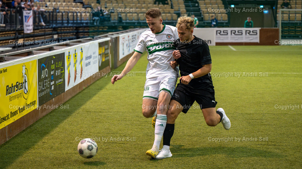 Halbfinale 1 - PSV Neumünster vs SV Wasbek | Timo Barendt (PSV #22) / Youri von der Mehden (Wasbek #10) // 44. RS-Reifenhandel-Cup 2024 / Halbfinale 1 - PSV Neumünster vs SV Wasbek / Holstenhalle 1 / Neumünster / 26.12.24 - Realisiert mit Pictrs.com