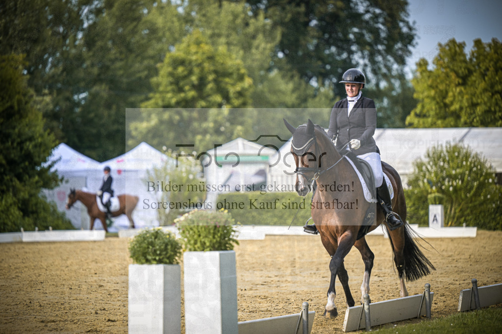 DOS_0176 | Entdecke hochwertige Reitturnierfotos von Foto Oger. Professionell, emotional und authentisch – jetzt Lieblingsmomente im Shop bestellen.Deutschlandweite Turnierfotografie. - Realisiert mit Pictrs.com