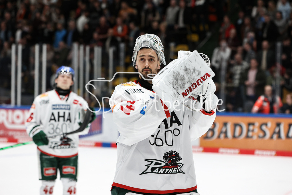 Löwen Frankfurt - Augsburger Panther | Dennis ENDRAS (AEV #44) bedankt sich bei den mitgereisten Fans nach der Niederlage in Frankfurt