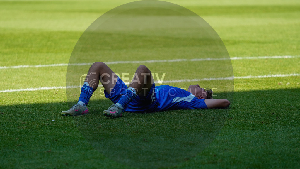 Fußball, Herren, Saison 2025/2026, Regionalliga Nordost, 3. Spieltag, 1.FC Magdeburg II vs. FSV 63 Luckenwalde, Samstag 09.08.2025, Avnet Arena Magdeburg | Fußball, Herren, Saison 2025/2026, Regionalliga Nordost, 3. Spieltag, 1.FC Magdeburg II vs. FSV 63 Luckenwalde, Samstag 09.08.2025, Avnet Arena Magdeburg, Im Bild: Enttäuschung bei der zweiten Mannschaft des 1.FC Magdeburg nach der Niederlage gegen Luckenwalde. Die Spieler sitzen enttäuscht nach Spielende auf dem Boden - Rasen der Avnet Arena. - Realisiert mit Pictrs.com