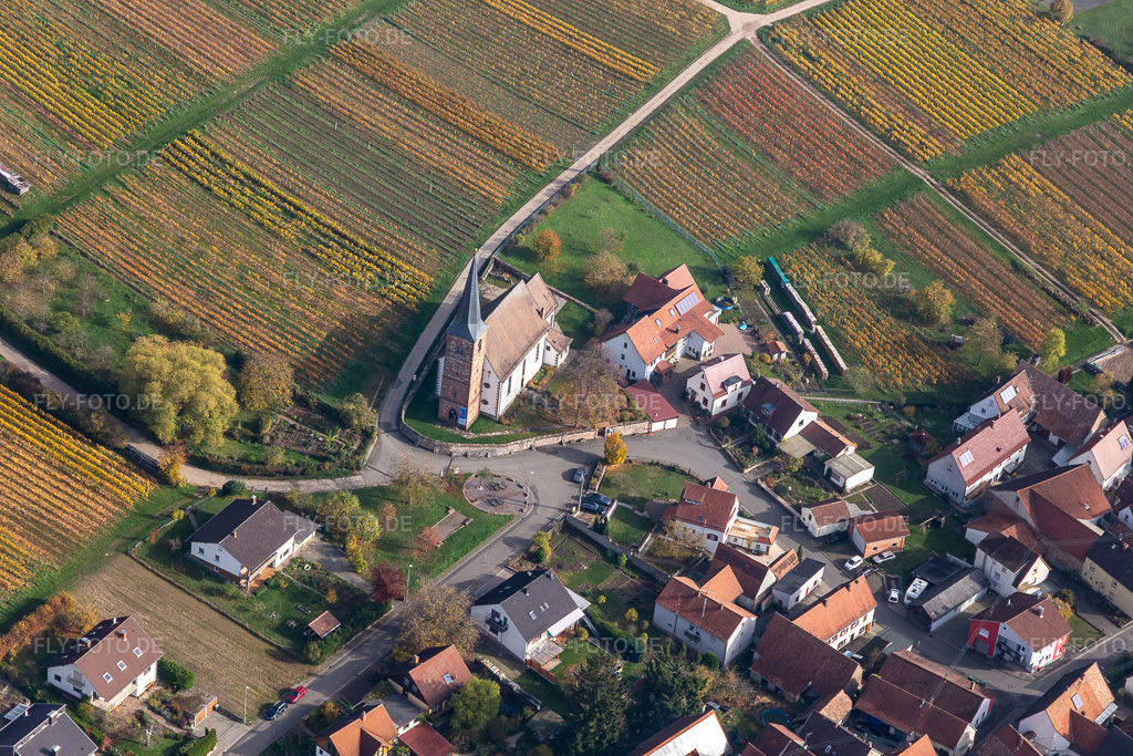Luftbild: Herbstluftbild des Kirche Schweigen-Rechtenbach am Rand von Weinbergen im Ortsteil Rechtenbach in Schweigen-Rechtenbach im Bundesland Rheinland-Pfalz in Deutschland. Foto: IMG_123787.jpg vom 07.11.2020 durch Werner Riehm/FLY-FOTO.de