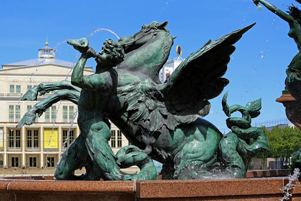 Foto: Leipzig - Mendebrunnen - Triton und Hippokamp | Das Team hinter BILDLEXIKON LEIPZIG bündelt historische wie aktuelle Informationen über die Stadt Leipzig in Text und Bild auf einer Plattform und stellt diese der interessierten Öffentlichkeit zur Verfügung.