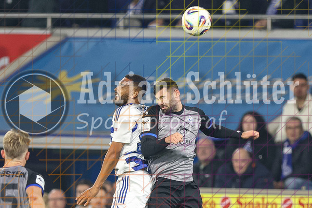 MSV Duisburg vs SV Waldhof Mannheim - 3. Liga | Duisburg, Deutschland, 07.11.25:   Jesse Edem Tugbenyo (MSV Duisburg) und Tim Sechelmann (SV Waldhof Mannheim) im Kampf um den Ball waehrend des Spiels der 3. Liga MSV Duisburg vs SV Waldhof Mannheim in der schauinsland-reisen-arena(Foto von Brauer-Fotoagentur / Adrian Schlueter)