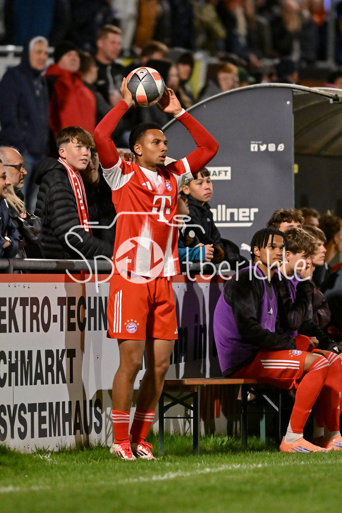 DJK Vilzing - FC Bayern Amateure | beim Einwurf, Vincent Ugo MANUBA (FC Bayern Muenchen II 15) / Einzelfoto / Freisteller / Regionalliga Bayern: DJK Vilzing - FC Bayern Amateure; Manfred-Zollner Stadion am 23.09.2025