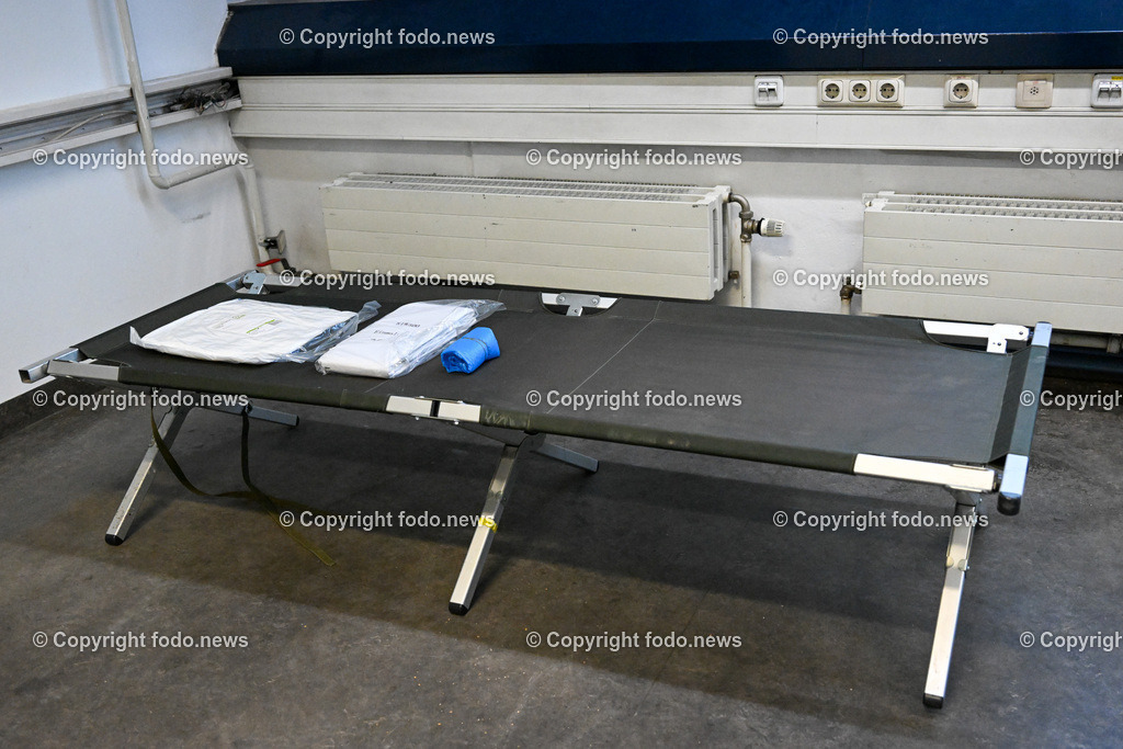 PVZ_ Postverteilerzentrum Linz_ Asylunterkunft_ 21.03.2023-8 | 21.03.20123, Postcity, PVZ, AUT, Postverteilerzentrum Linz, Asylunterkunft, im Bild Rotes Kreuz, Asylunterkunft wird geraeumt, Lager, Schlafstelle, Halle