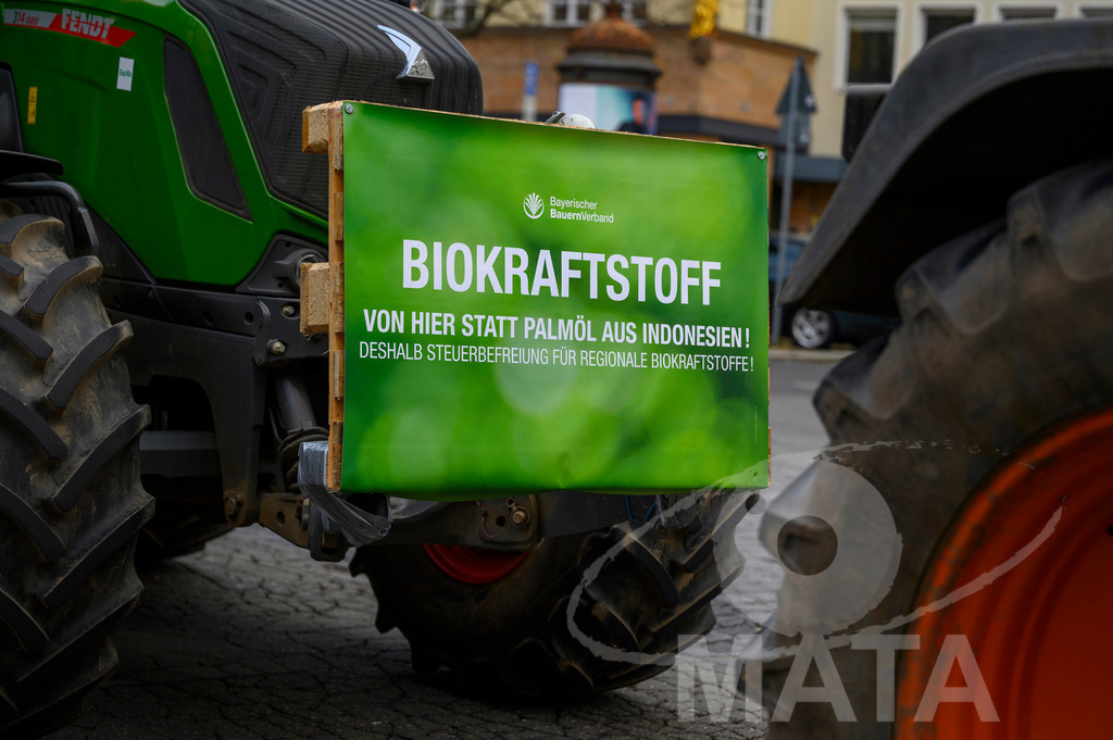 _DWA4306 | Bauerndemo gegen Agrarpolitik der Bundesregierung  auf dem Straße Obstmarkt und Hauptmarkt . Nürnberg, 08.01.2024 - Realisiert mit Pictrs.com