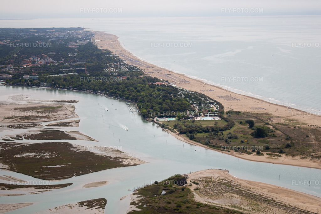 Aerial view: View of the town in Tragole in the state Veneto, Italy. – Photo: IMG_50257.jpg taken on 06/07/2012 by Werner Riehm/FLY-FOTO.com – Resolution of the original: 4555 x 3037 px