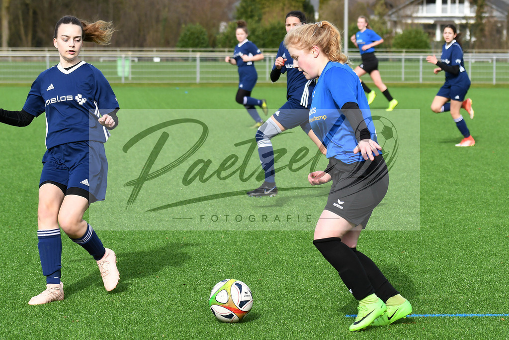 LENGRE20200229_0106 | Fussball, C-Juniorinnen:   bei dem Testspiel zwischen SC Preussen Lengerich und TSG 07 Burg Gretesch im Windmoeller &amp; Hoelscher Stadion am 29.02.2020 in Lengerich, Deutschland. - Realisiert mit Pictrs.com