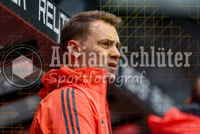 Borussia Mönchengladbach vs FC Bayern München - Bundesliga  | Mönchengladbach, Deutschland, 25.10.25:   Manuel Neuer (FC Bayern München) schaut waehrend des Spiels der Bundesliga zwischen Borussia Mönchengladbach vs FC Bayern München im Stadion im Borussia Park(Foto von Brauer-Fotoagentur / Adrian Schlueter)