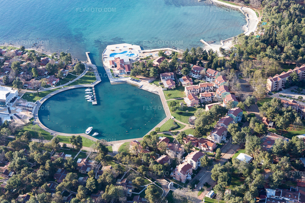 Aerial view: View of the town in Umag in the state Gespanschaft Istrien, Croatia. – Photo: IMG_106111.jpg taken on 04/13/2018 by Werner Riehm/FLY-FOTO.com – Resolution of the original: 5472 x 3648 px