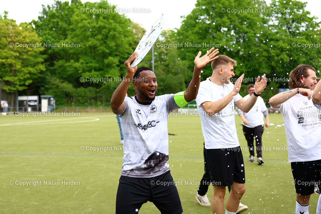 NH_HEBC_ETSVHamburg_OberligaHamburg_10052026 | #8 Ridel Monteiro (ETSV Hamburg) bejubelt die Meisterschhaft in der Oberliga Hamburg.Fußball I Herren I Gamesright Oberliga Hamburg I Saison 2025-2026 I 33. Spieltag I HEBC - ETSV Hamburg I 10.05.2026 I Reinmüllersportplatz