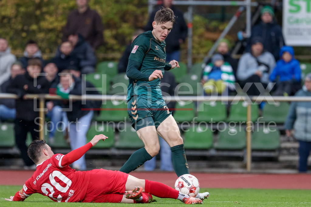 Fussball, Regionalliga Nord, SV Werder Bremen II - FSV Schöningen | v.li.: Nils Bremer (FSV Schöningen, 20) und Dominik Kasper (SV Werder Bremen II, 24) im Zweikampf, Duell, Dynamik, Aktion, Action, Spielszene