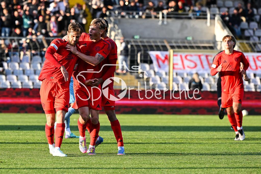 FC Bayern Amateure - Türkgücü München | Jubel der Bayern Amateure nach dem Treffer zum 2-0 durch Luca DENK (FC Bayern München II #6) / Tor / Torschuetze / Freude / Happy / Regionalliga Bayern: FC Bayern Muenchen II - Tuerkguecue Muenchen, Gruenwalder Stadion am 09.05.2025