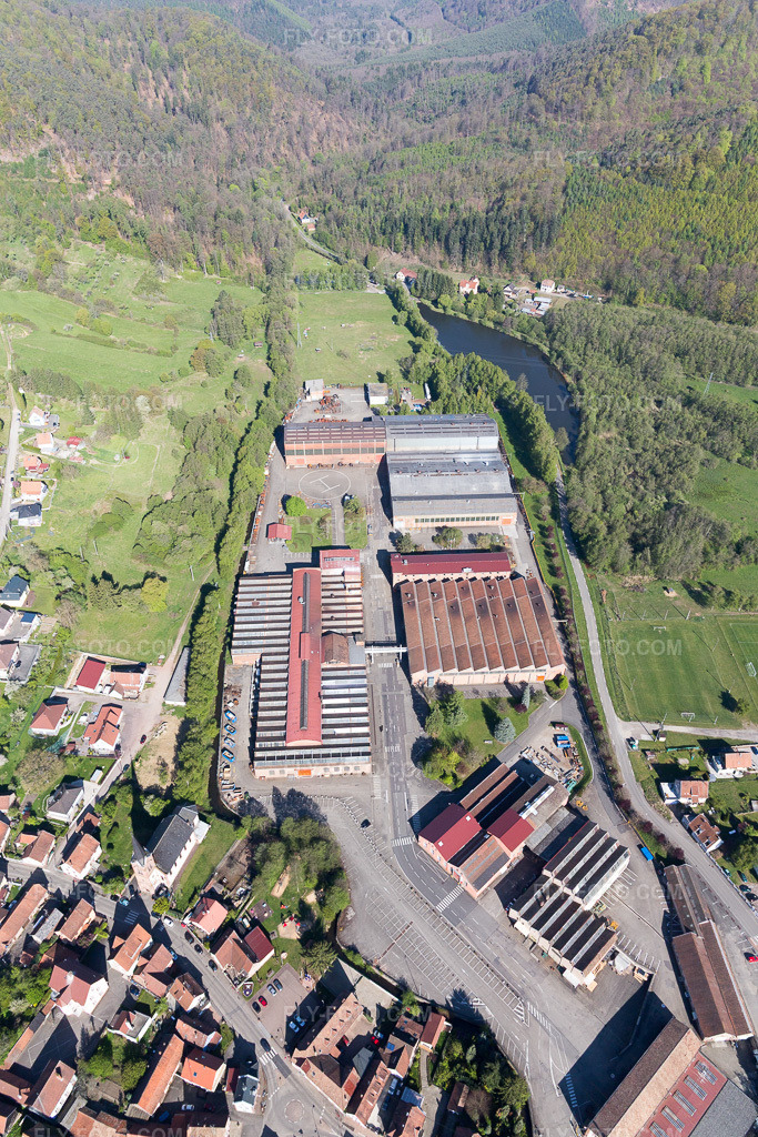 Aerial view: View of the town in Zinswiller in the state Bas-Rhin, France.Photo: IMG_099484.jpg taken on 04/30/2017 by Werner Riehm/FLY-FOTO.comResolution of the original: 3648 x 5472 px