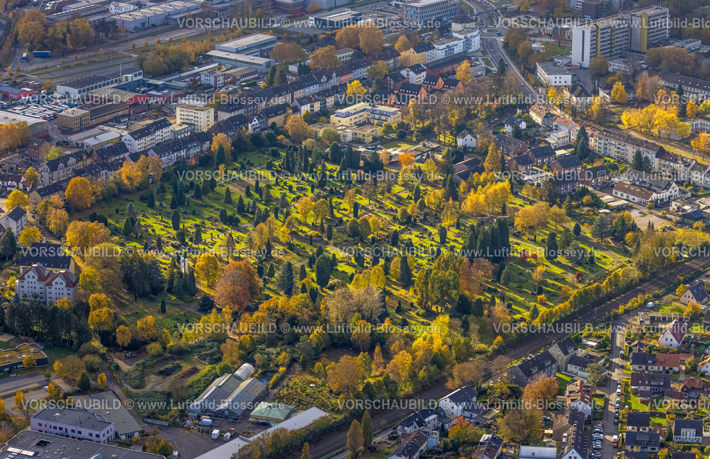 Witten231101423 | Luftbild, Evang. Friedhof Gräberfeld und Urnengräber Kolumbarium, Zypressen Eiben, und Laubbäume in herbstlichem Abendlicht, Pferdebachstraße, Witten, Ruhrgebiet, Nordrhein-Westfalen, Deutschland