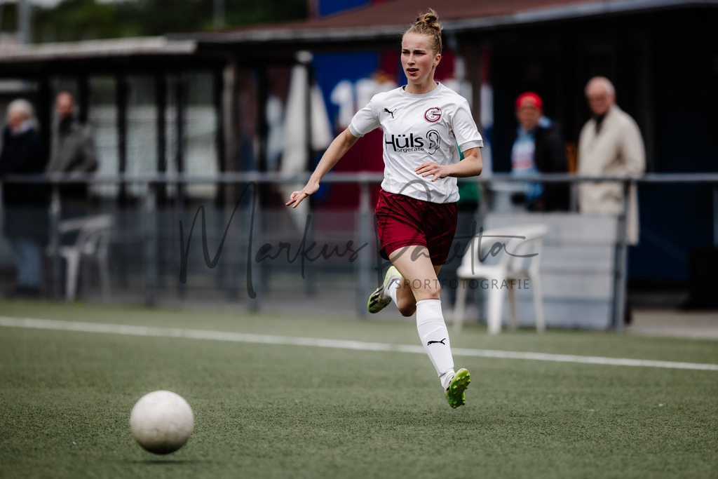 Frauen Bezirksliga, 24. Spieltag, Saison 2024/2025: 1. FC Gievenbeck - SV Teuto Riesenbeck | Frauen Bezirksliga, 24. Spieltag, Saison 2024/2025, 1. FC Gievenbeck empfängt SV Teuto Riesenbeck im Sportpark Gievenbeck in Münster. Foto: sportfotografie.ms | Markus Paletta - Realisiert mit Pictrs.com