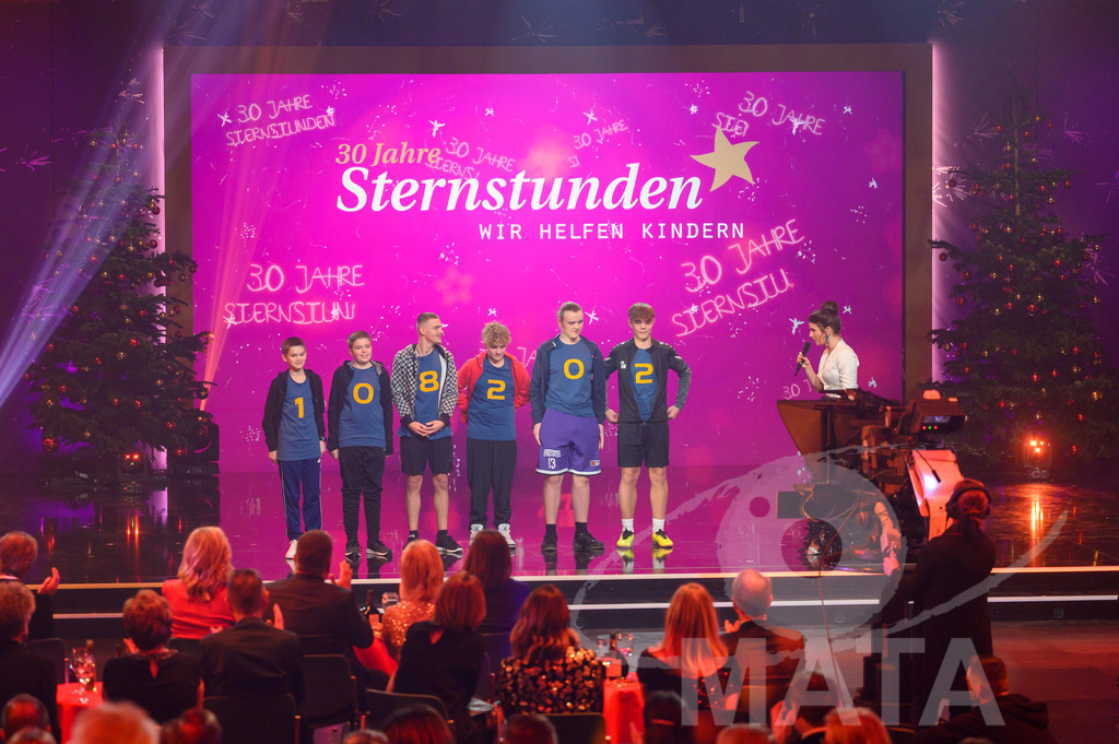 _DWI6055 | Talk Kinder-Aktionen mit Sandra Rieß bei '30 Jahre Sternstunden-Gala 2023' in der Frankenhalle. Nürnberg, 15.12.2023 - Realisiert mit Pictrs.com