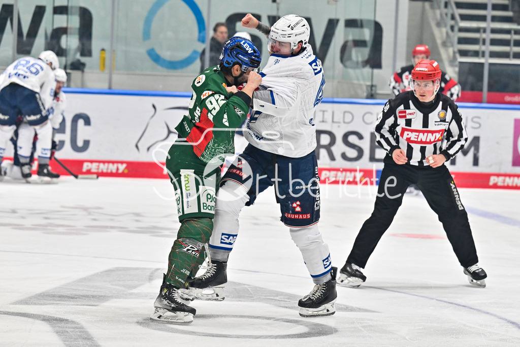 Augsburger Panther - Adler Mannheim | AUGSBURG, GERMANY - 28. DECEMBER: im Bild der Faustkampf zwischen Dan RENOUF (Adler Mannheim 4) und Joseph CRAMAROSSA (Augsburger Panther 92) / Fight / Kampf / Kämpfen / Schlägerei während dem Match zwischen den Augsburger Panthern und den Adler Mannehim am 33. Spieltag der Penny DEL im Curt Frenzel Stadion