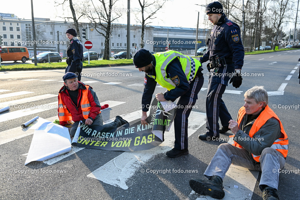 Klimagegner Linz Waldeggstrasse_ Klimakleber_ 20.03.2023-45 | 20.03.2023, Linz, AUT, Klimagegner Linz Klimakleber, im Bild Klimagegner kleben auf der Strasse, Linz Waldeggstrasse, Polizei, Verkehr, Zebrastreifen, Fussgaengeruebergang, Transparent, Demo, Klimawandel