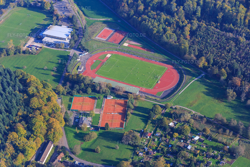 Luftbild: Traischbach Stadion des VfB Gaggenau und Tennisplätze des Clubhaus Turnerbund Gaggenau e.V. in Gaggenau im Bundesland Baden-Württemberg in Deutschland. Foto: IMG_075319.jpg vom 26.10.2014 durch Werner Riehm/FLY-FOTO.deTB Gaggenau 1882 e.V