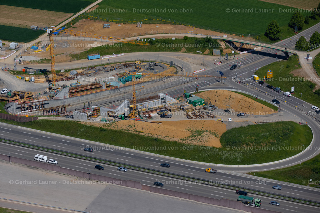 4045735 | STUTTGART 31.05.2021 Neubau- und Umbau- Baustelle der Streckenführung und Fahrspuren im Verlauf der Autobahn- Abfahrt und Zufahrt der BAB A8 in Zuge des Baus des Flughafentunnel im Ortsteil Plieningen in Stuttgart im Bundesland Baden-Württemberg, Deutschland. Im Rahmen des Umbaus der Anschlussstelle Plieningen werden neue Aus- und Einfahrrampen mit Unterfahrung der Neubaustrecke gebaut. Weiterführende Informationen bei: CDM Smith Consult GmbH,  Die Autobahn GmbH des Bundes,  Ed. Züblin AG,  STRABAG AG. // Construction site of routing and traffic lanes during the highway exit and access the motorway A 8 in the district Plieningen in Stuttgart in the state Baden-Wuerttemberg, Germany. Further information at: CDM Smith Consult GmbH,  Die Autobahn GmbH des Bundes,  Ed. Zueblin AG,  STRABAG AG. Foto: Gerhard Launer