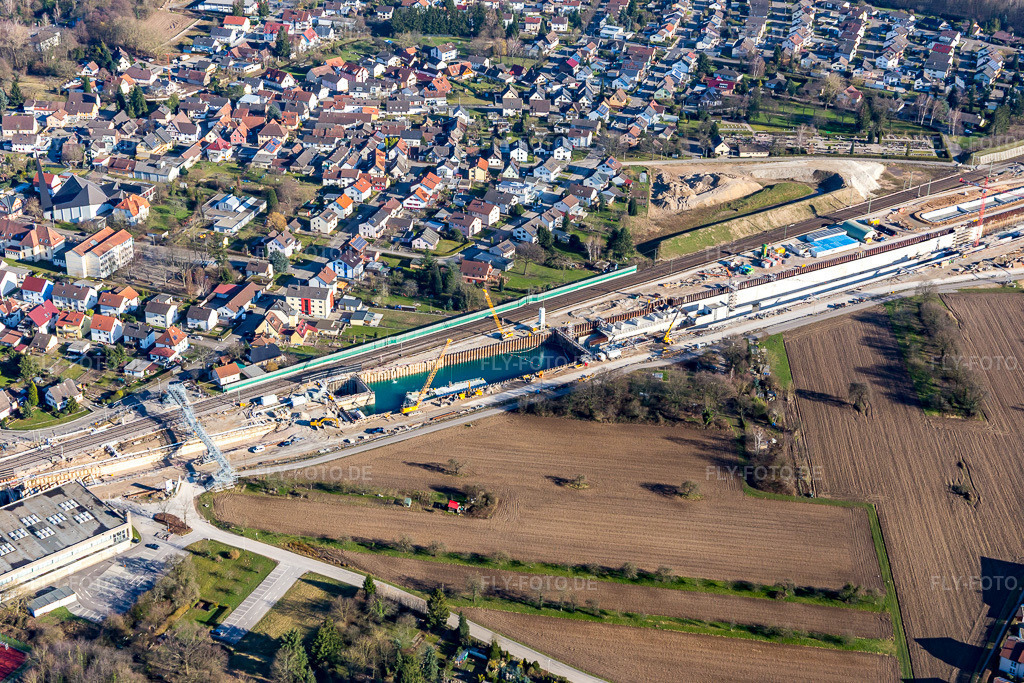 Luftbild: Abgesoffene und mit Beton verfüllte Tunnelbaustelle zum Neubau der ICE Strecke Karlsruhe-Offenburg im Streckennetz der Deutschen Bahn im Ortsteil Niederbühl in Rastatt im Bundesland Baden-Württemberg in Deutschland. Foto: IMG_104888.jpg vom 14.03.2018 durch Werner Riehm/FLY-FOTO.de
