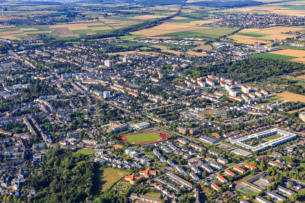 Luftbild: Ortsansicht aus Süden in Düren im Bundesland Nordrhein-Westfalen in Deutschland. – Foto: IMG_44577.jpg vom 20.08.2011 durch Werner Riehm/FLY-FOTO.de – Auflösung des Originals: 4497 x 2998 px