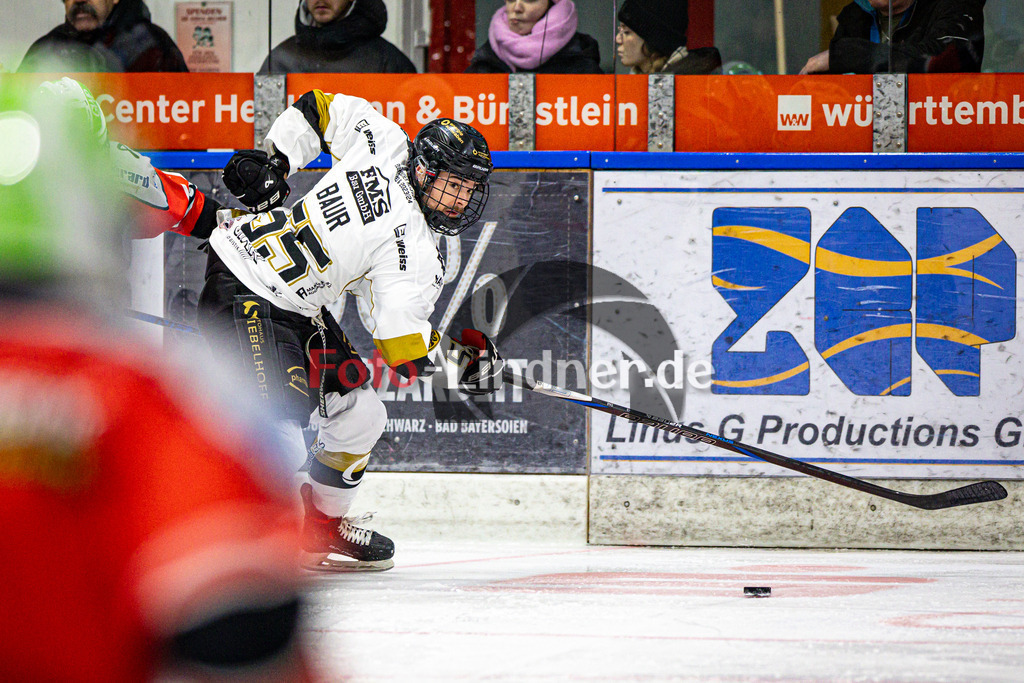 TSV Peißenberg MINERS gegen EHC Königsbrunn PINGUINE | Eishockey Bayernliga Herren Playoffs Viertelfinale 2024/25 - Spiel 4 von 7, TSV Peißenberg MINERS gegen EHC Königsbrunn PINGUINE, 20250216,Nicolas BAUR (EHC 55) in Aktion an der Bande,2025-02-16 in Peißenberg (Eisstadion Peißenberg)Nicolas BAUR (EHC 55)Copyright: WolfgangxLindner foto-lindner.de
